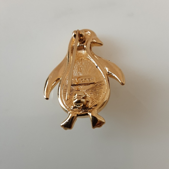 VTG MONET GOLDTONE JELLY BELLY TEARDROP FAUX PEARL PENGUIN FIGURAL PIN - Picture 4 of 4